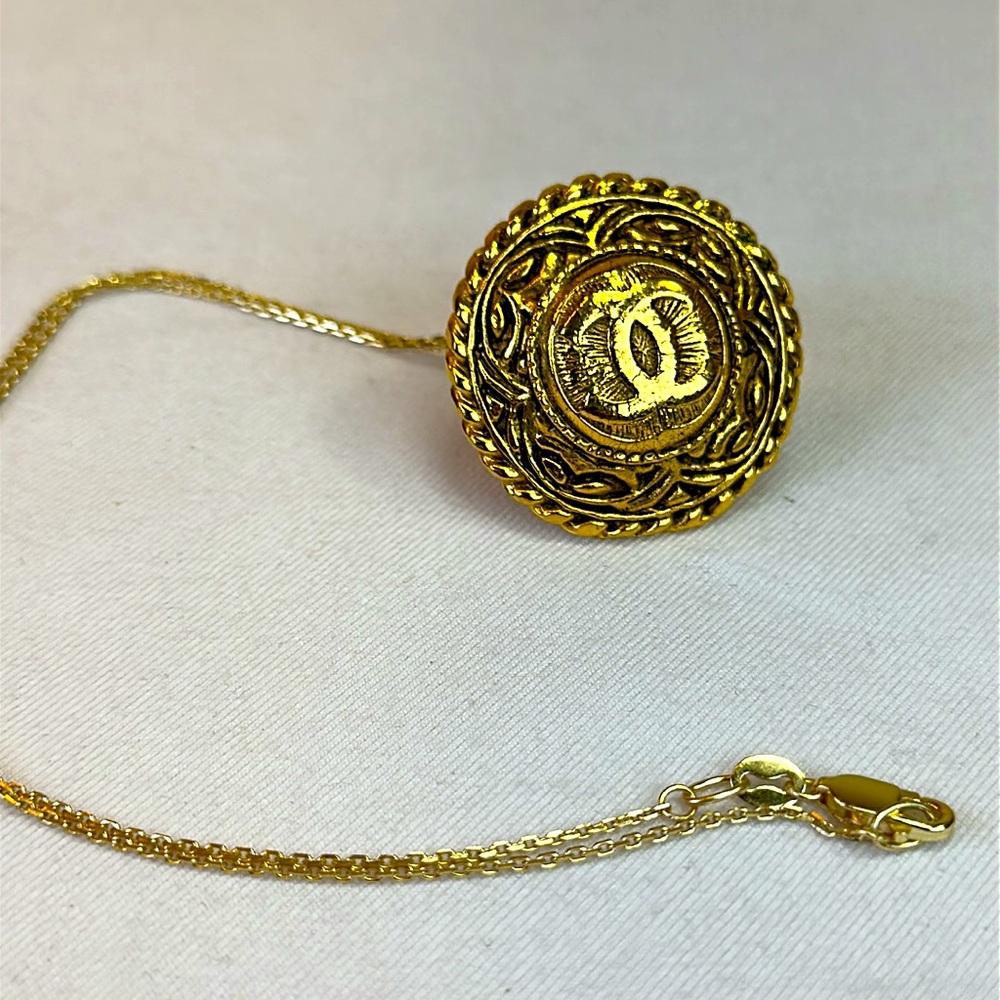 CHANEL CC Vintage 24K Goldplated clip on Earrings w/ COA, unbranded necklace - Picture 10 of 10
